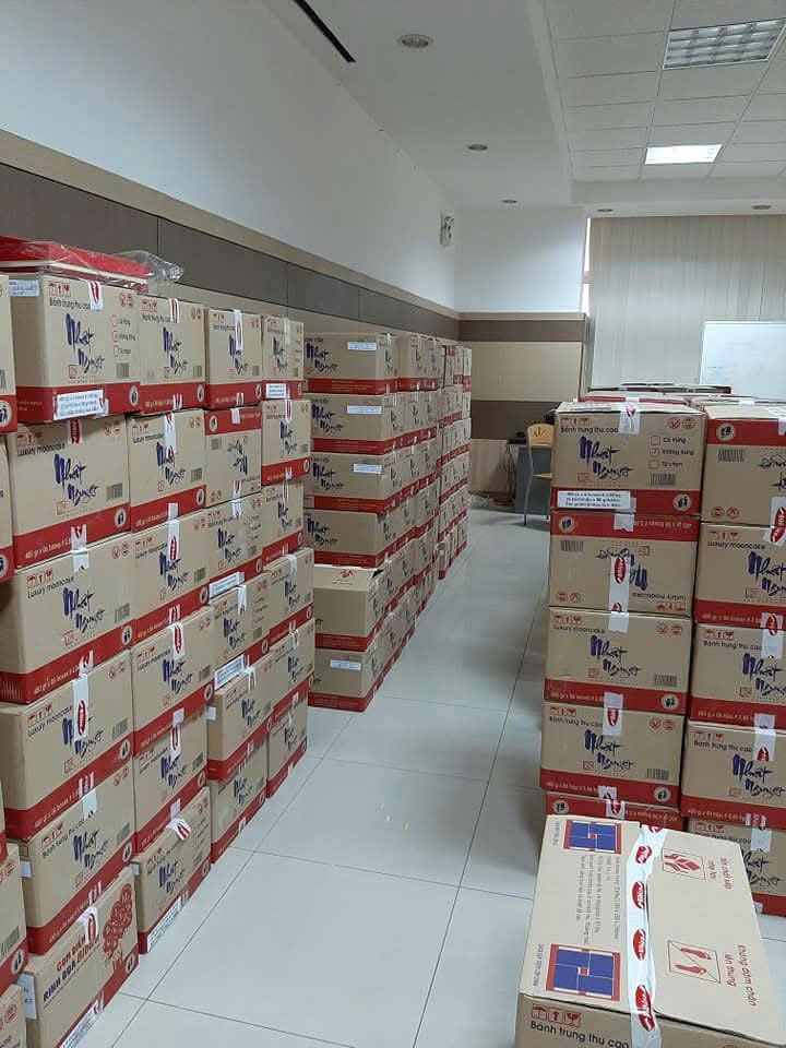 Bốc xếp, giao đơn bánh Trung Thu lên xe tải — Châu Ngọc Khang